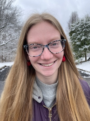 Honors student Erin Tabler pictured in front of an outdoor winter scene.