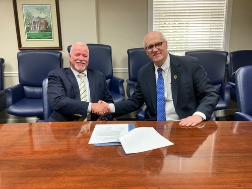 Dr. Bob Jackson shaking hands with MCCH CEO Jerry Penner